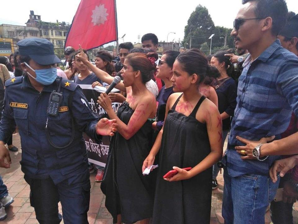 पेटीकोट लगाएर माइतीघरमा प्रदर्शन, बलात्कारीलाई फाँसी दिन माग