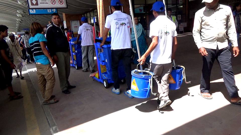 आन्दोलित विमानस्थलका सफाइ कर्मचारी काममा