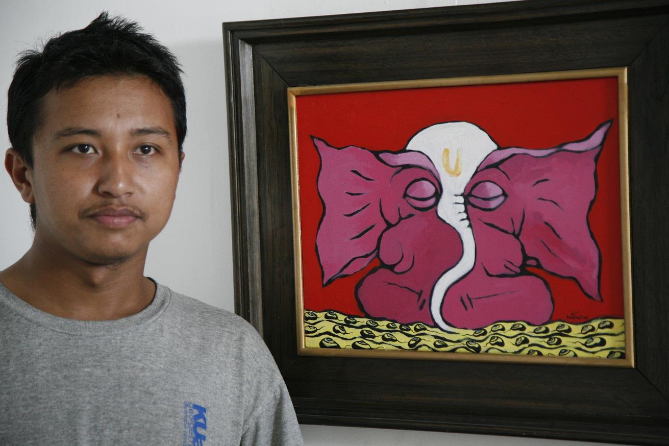 कसले बुन्दैछ बिजुलीका खम्बाहरूमा बाँसका चोया?