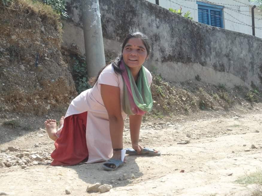 हातखुट्टा घिसार्दै जीन्दगी लतार्ने शारदाको संघर्ष : कस्ले सुनिदेला, कस्ले बुझिदेला ?