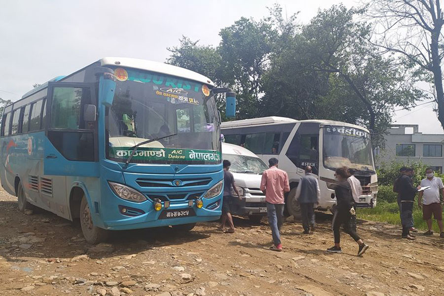 लकडाउनमा महँगो भाडा लिएर यात्रु ओसार्दै यातायात व्यवसायी