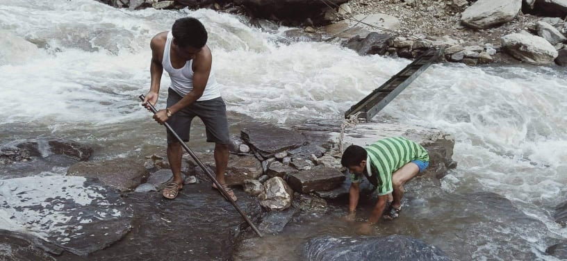 बाढीले बगाएको पुल नेकपा कालिकोट द्धारा निर्माण