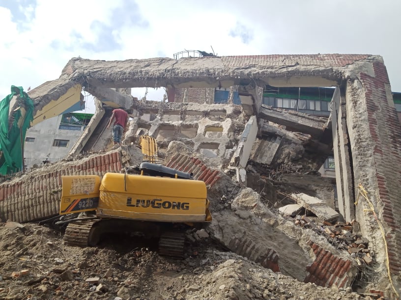 सुन्धारा मलनजिकै घर भत्काउन लाग्दा एकजना पुरिए