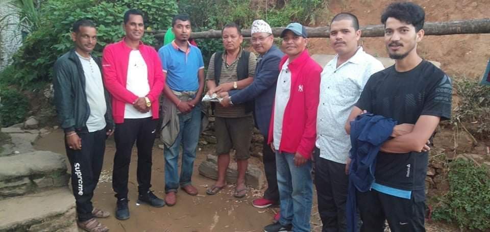 आगलागि पिडित परिवार लाइ काँग्रेस रामारोशन द्वारा आर्थिक सहयोग